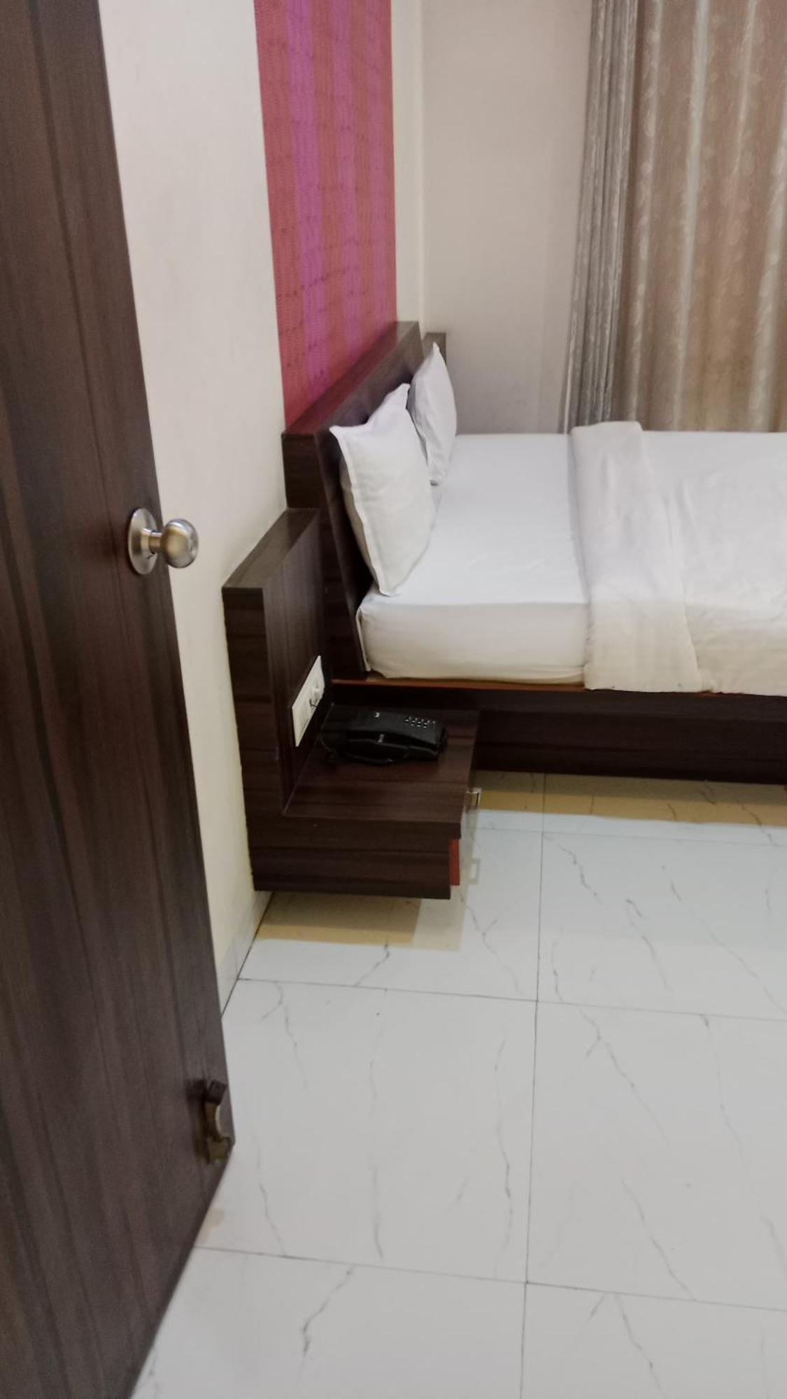 Hotel Swamiraj Indāpur Kültér fotó